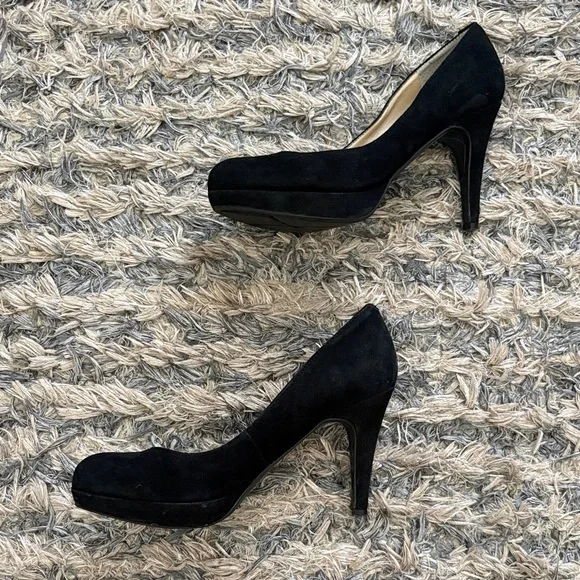 Elegant Marc Fisher Black Suede Women's Heels, Size 6 - Picture 4 of 8